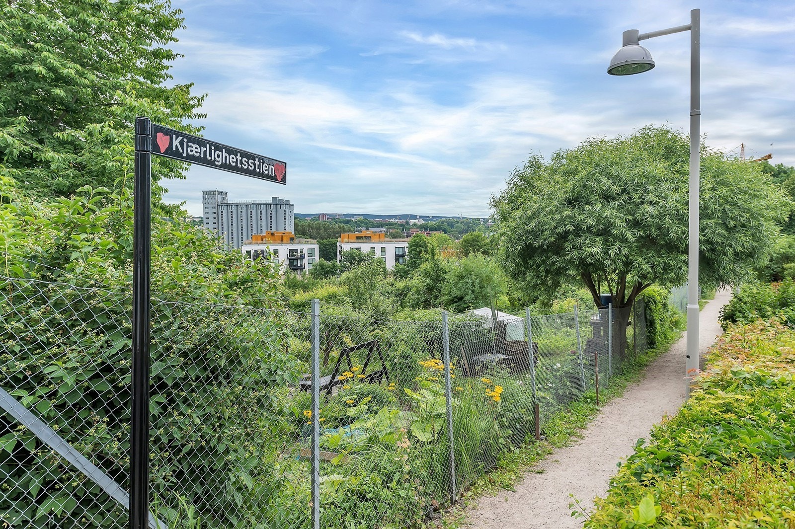 Kort gangavstand til Oslos mange grønne lunger som Kjærlighetsstien - Egebergløkka parsellhage. Galleribilde