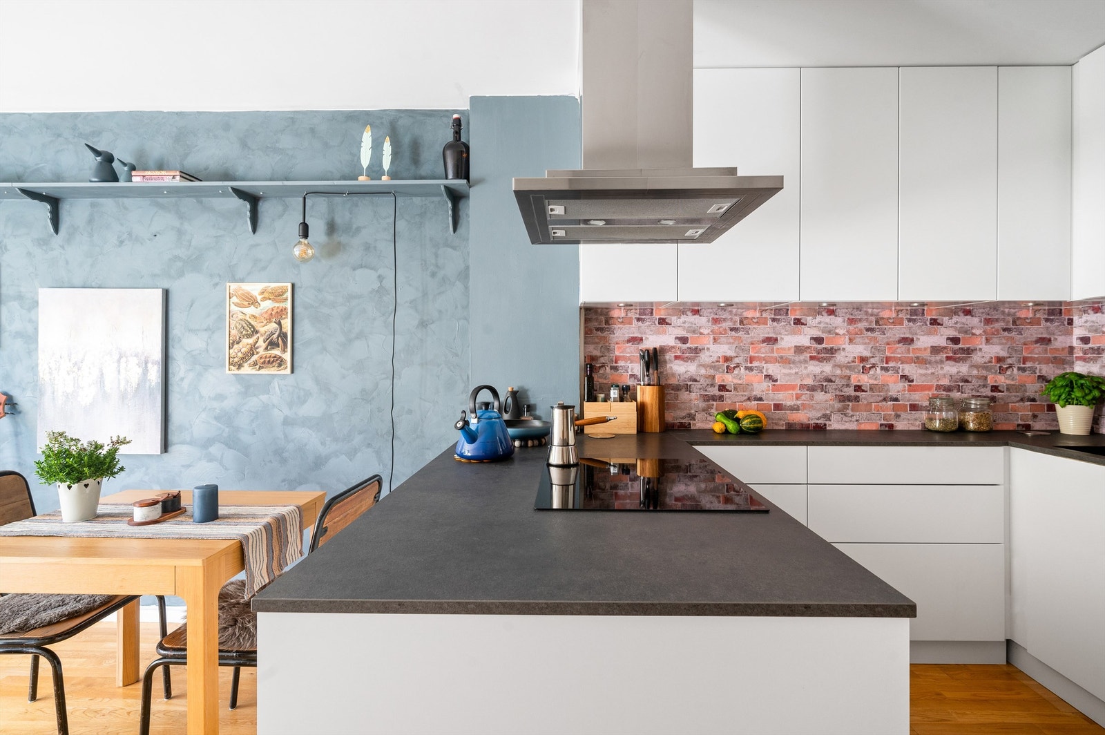 Integrerte hvitevarer slik som stekeovn, induksjon platetopp og oppvaskmaskin samt frittstående kjøleskap medfølger boligen. Kjøkkenet har et pent og stilrent uttrykk med downlights under overskap samt teglsteinspanel mellom overskap og benk. Galleribilde