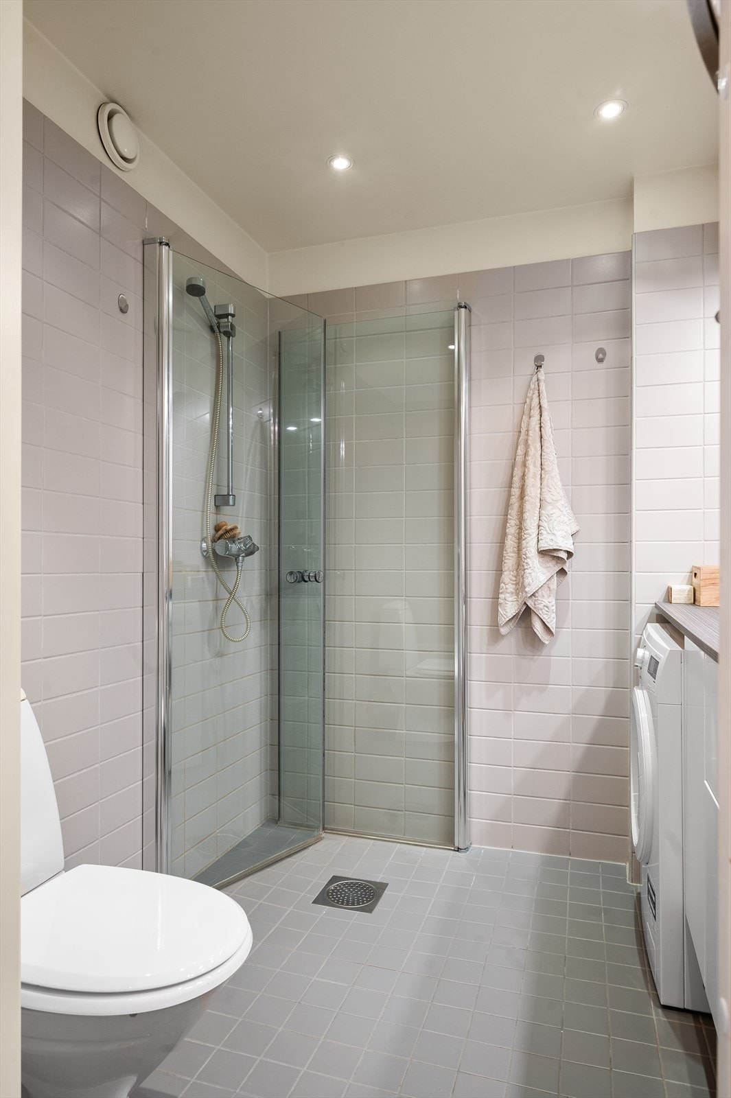 Baderommet ble renovert i regi av borettslaget i 2005/2006 i forbindelse med rehabilitering av hele gården. Galleribilde