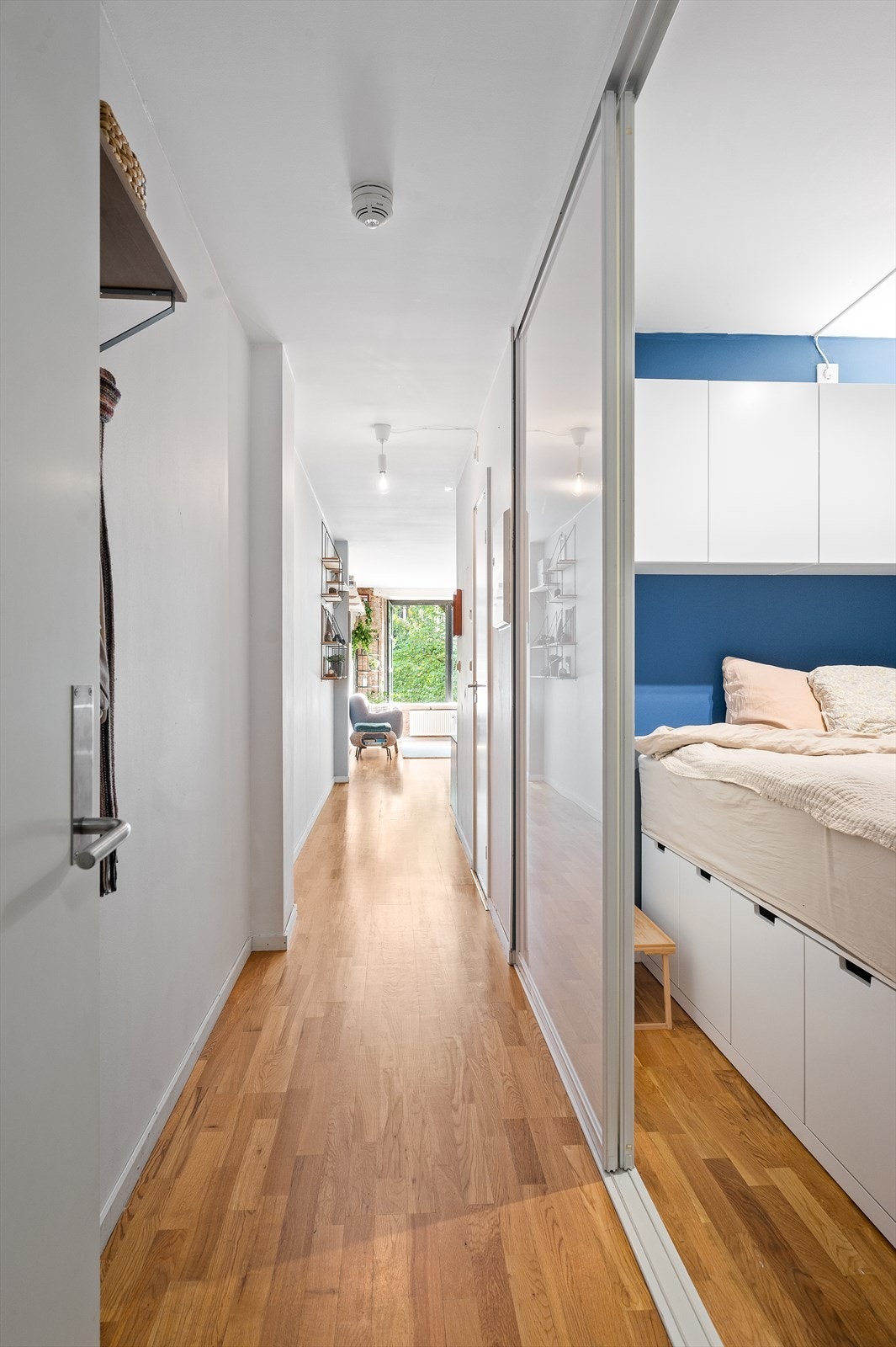 Boligen har en praktisk alkoveløsning med skyvedører som gjør at rommet kan lukkes helt igjen. Galleribilde