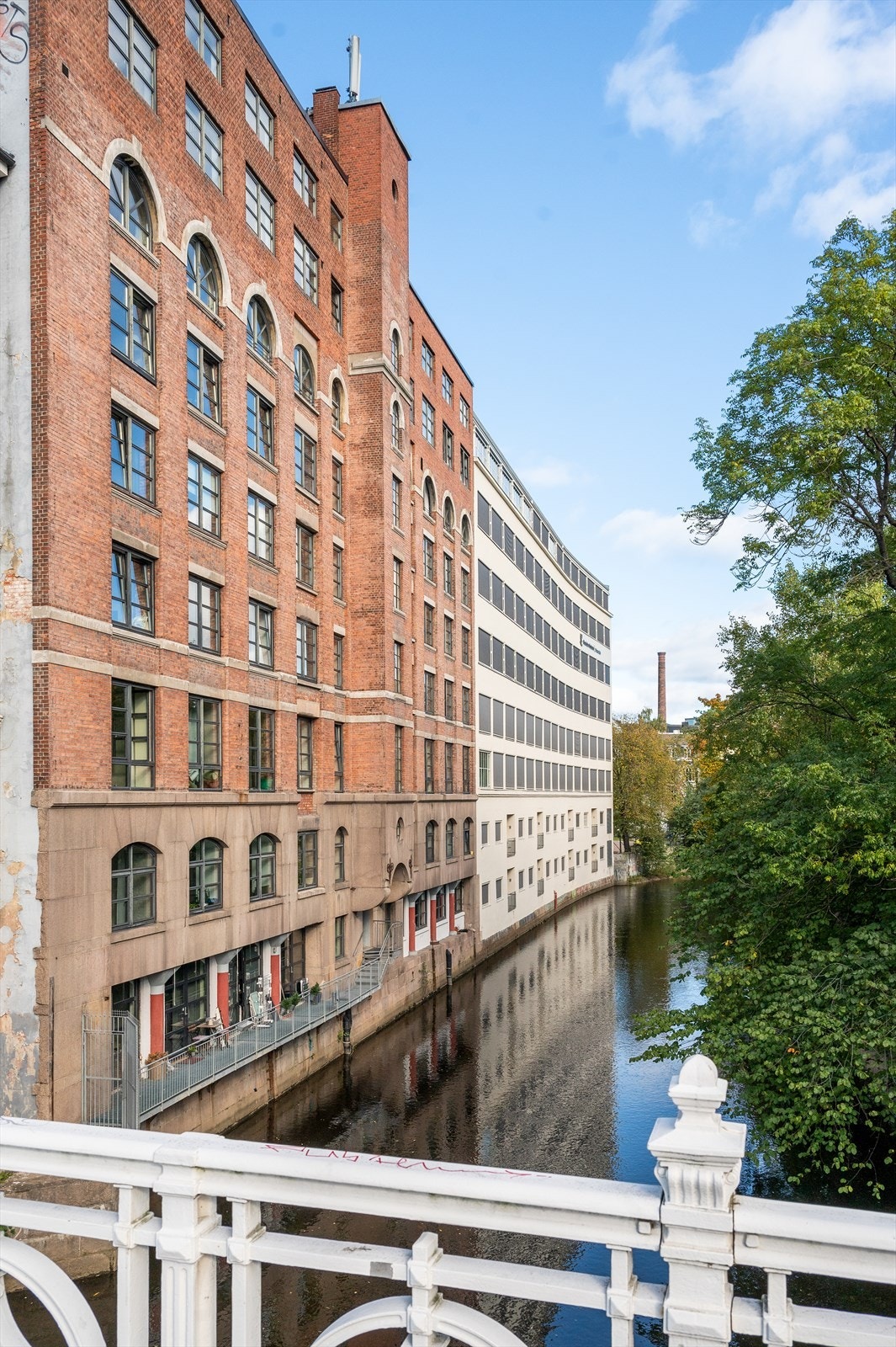 Bygget og leiligheten sett fra Hausmanns Bru. Galleribilde