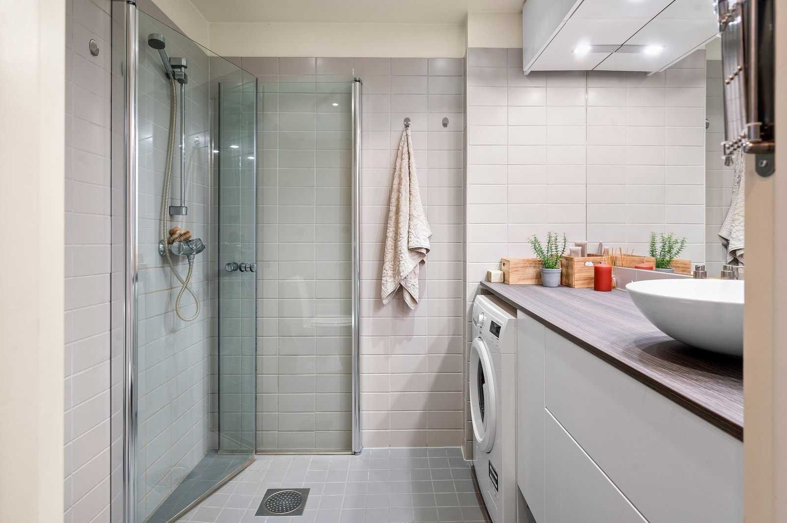 Lekkert, flislagt baderom med nyere innredning fra 2020. Galleribilde