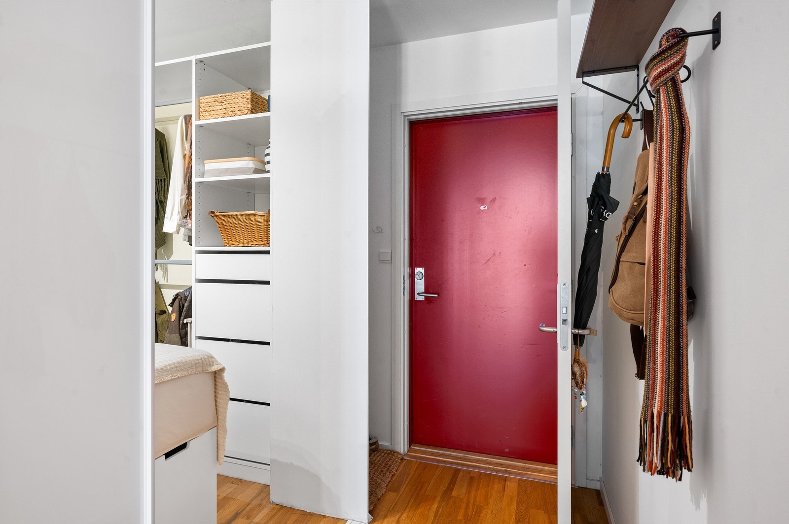 Adkomst via felles trappeoppgang med dørcalling og heis. Galleribilde