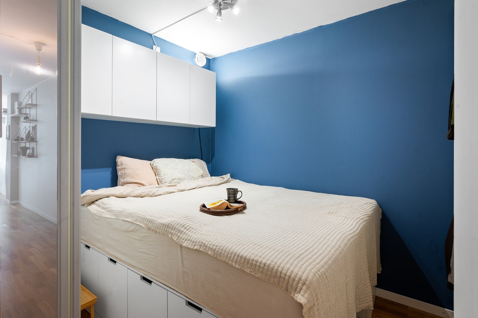 Alkoven er påkostet med praktiske garderobeløsninger og det er god plass til en stor dobbeltseng. Galleribilde