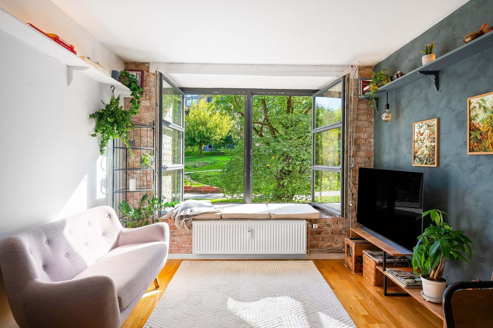 Lys og trivelig stue med god utforming som gjør det enkelt å innrede. Rommet byr på særegne detaljer slik som teglstein og kalkmaling. Galleribilde