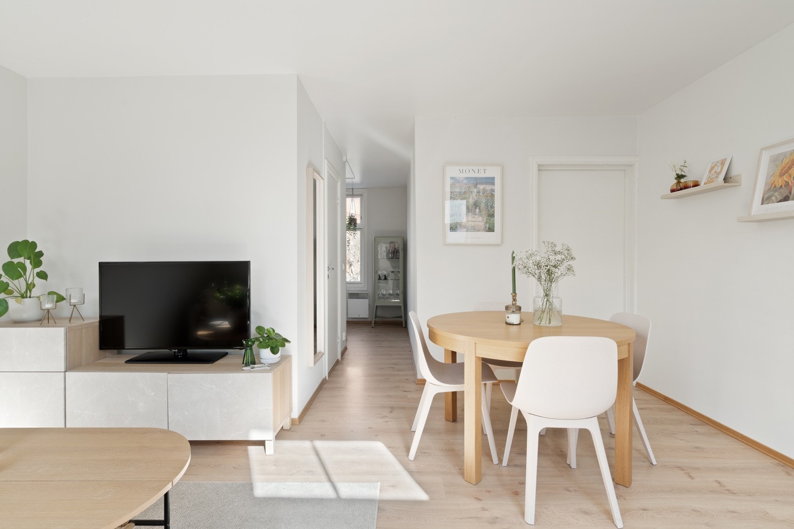 Kjøkkenet har en praktisk plassering i samme rom som stue, men i en tilbaketrukket del. Galleribilde