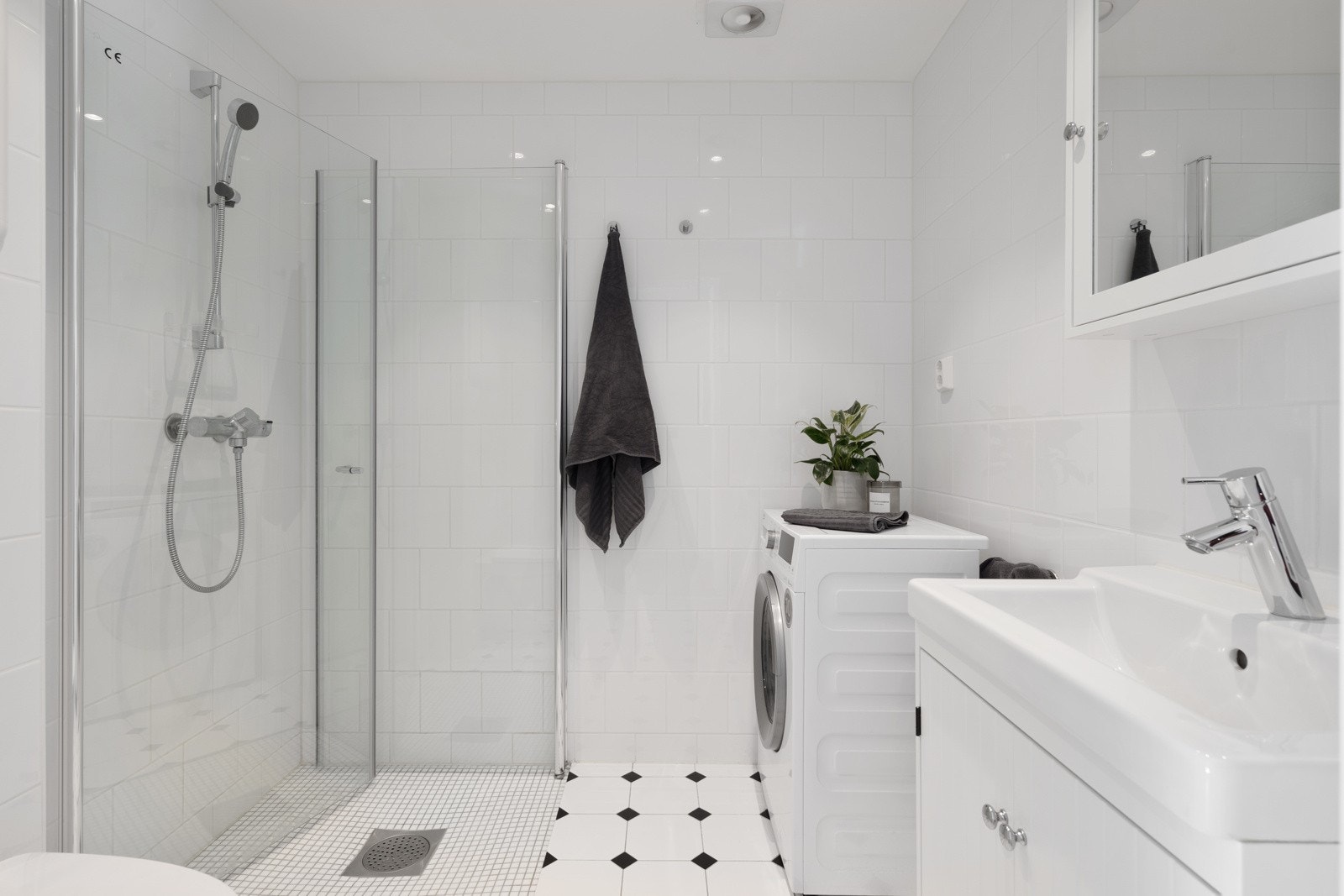 Baderommet er målt til 3,5 kvm, innredet med lyse flis på vegger og gulv, for et eksklusivt velværepreg. Det hele forsterkes av velplasserte downlights i himling. Galleribilde