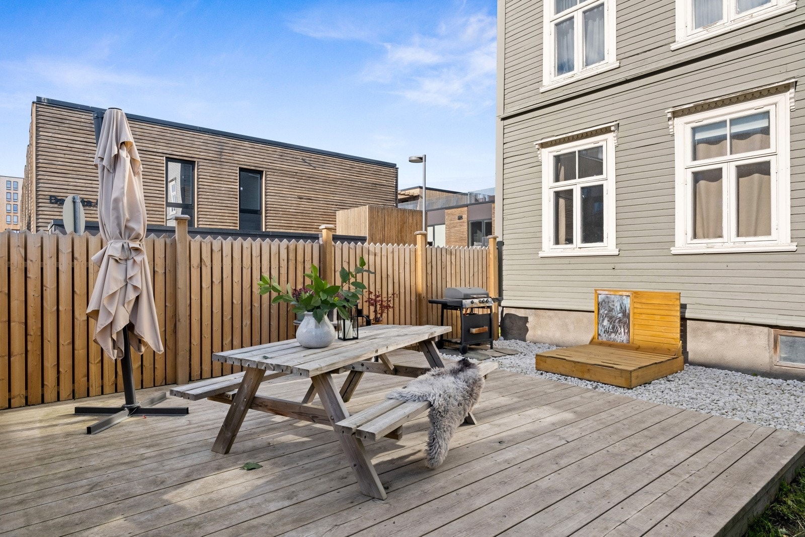 For øvrig er det opparbeidet med platting, utstyrt med felles utebord. Galleribilde
