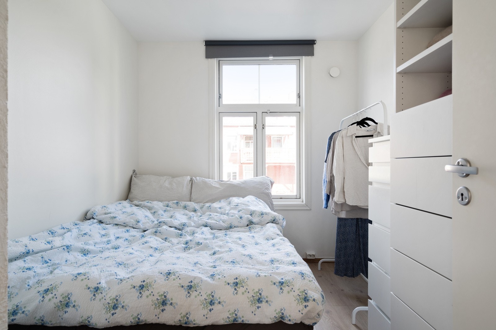 Soverommet har god plass til dobbeltseng og med garderobeløsning som medfølger handelen. For øvrig har leiligheten lagringsplass i en ekstern bod i kjeller som denne seksjonen disponerer. Galleribilde