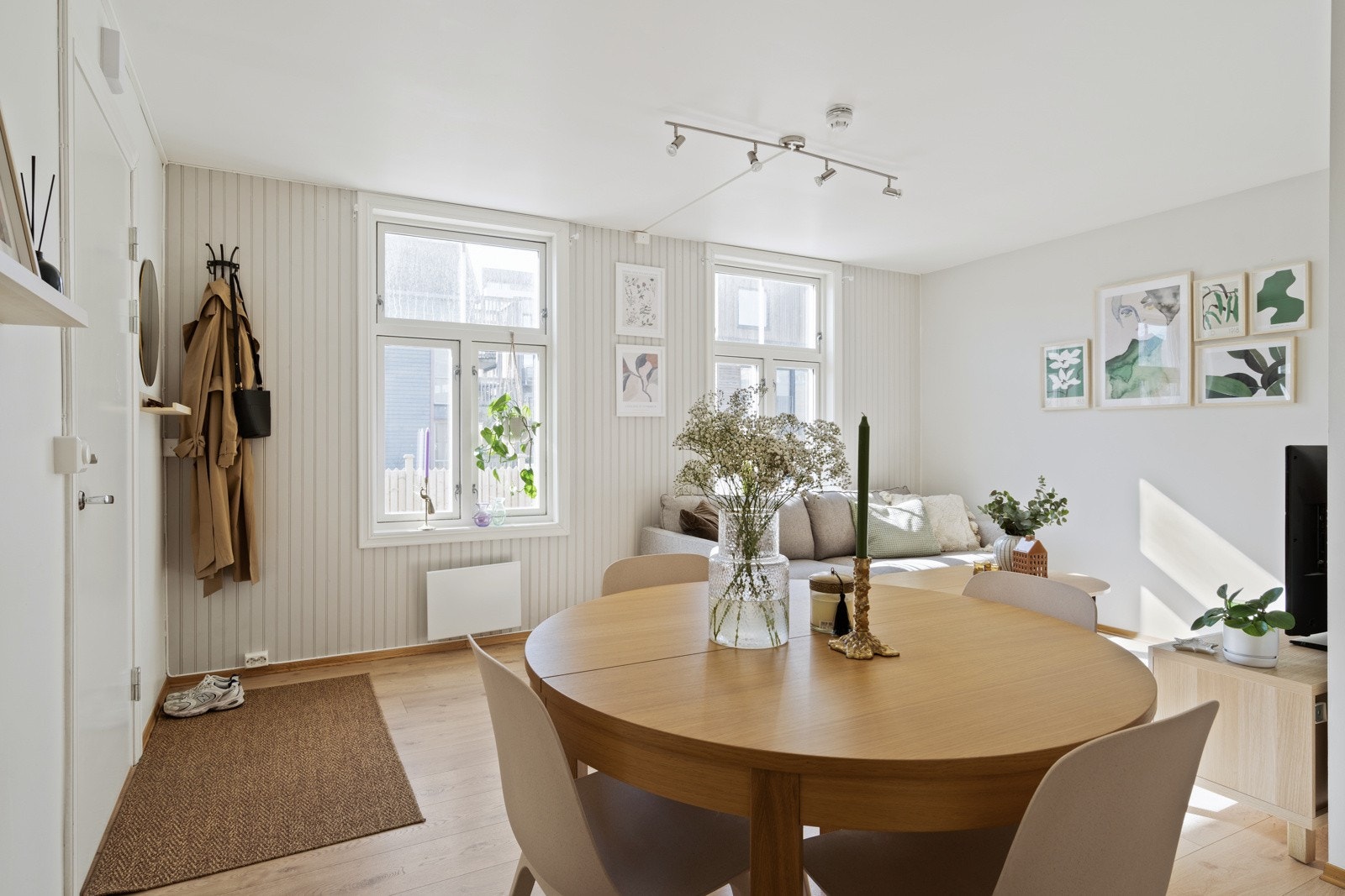 Stuedelen utgjør 18,5 kvm, med en god utforming som gjør det enkelt å møblere med spisebord og sofa i hver sin del av rommet. Galleribilde