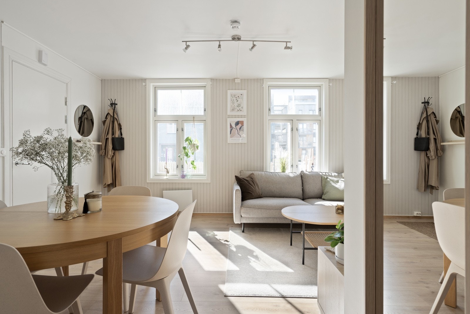 Med store flaggpostvindu langs ytterveggen, er det i tillegg godt med naturlig innlys. Galleribilde