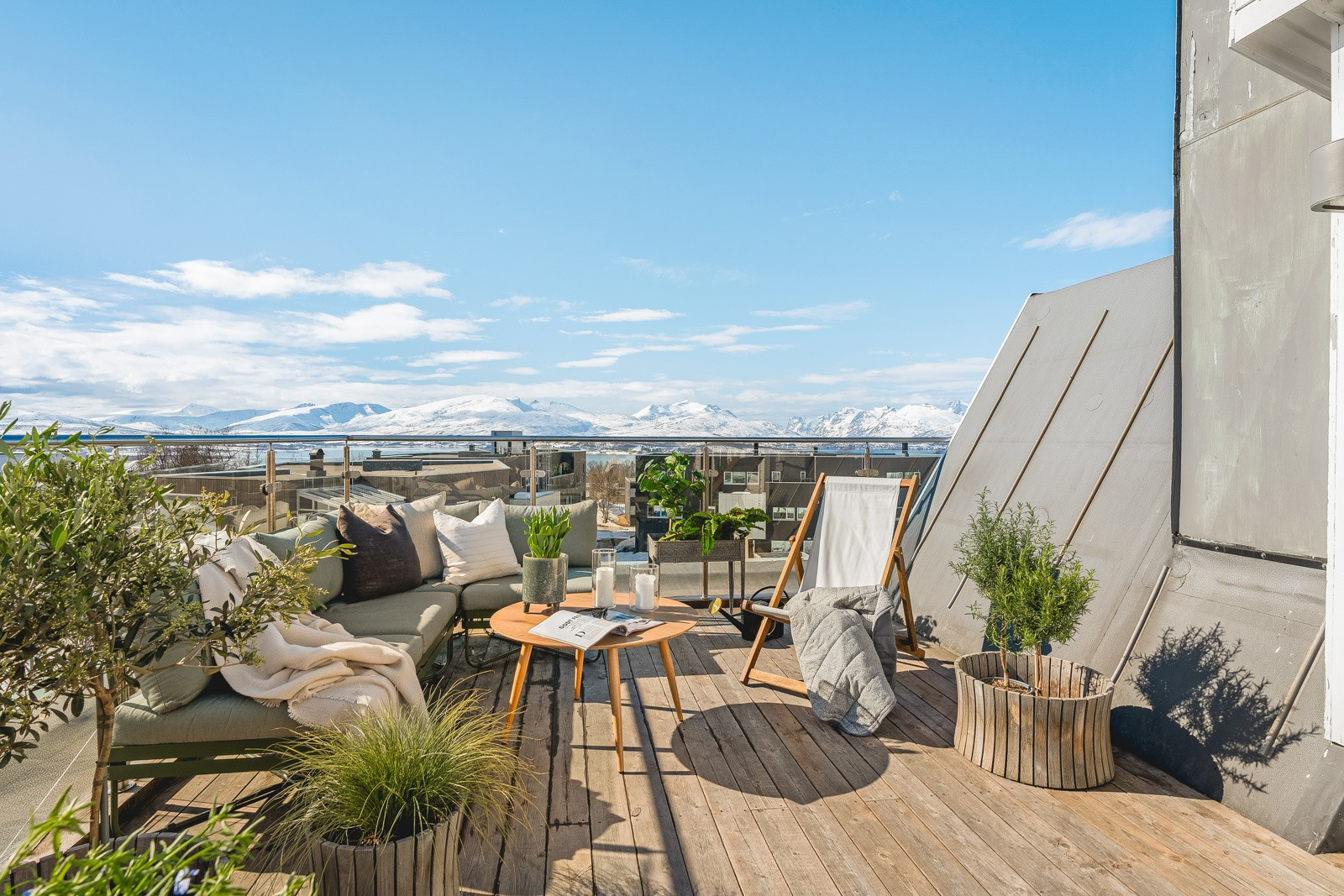 En helt unik toppleilighet over 2 plan beliggende på toppen av Tromsøya. Utgang til fantastisk takterrasse.