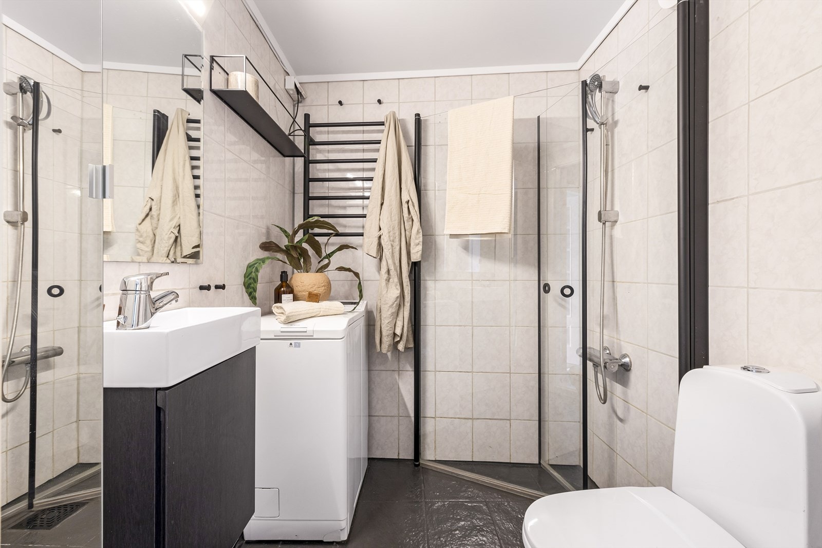 - Helfliset bad med behagelig varme i gulv. Merk tørkestativ med varme! - Galleribilde