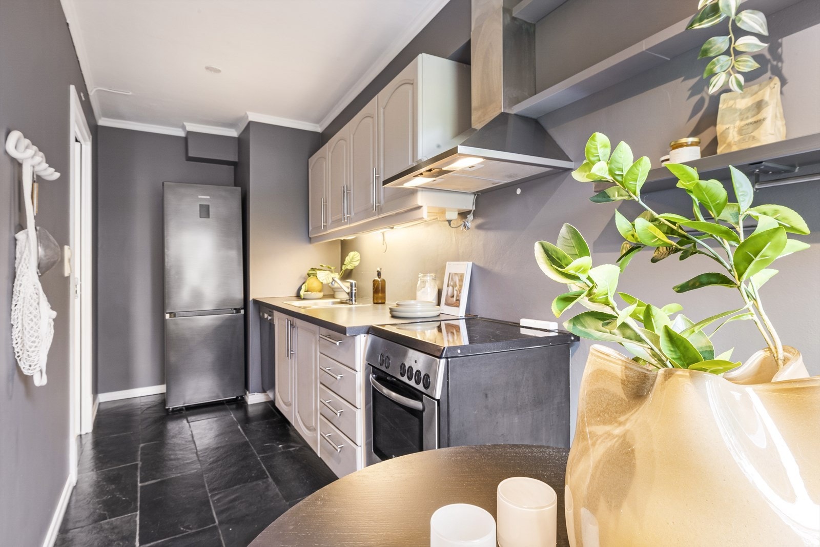 - På kjøkkenet er det opplegg for frittstående hvitevarer. Hvitevarene medfølger salget! - Galleribilde