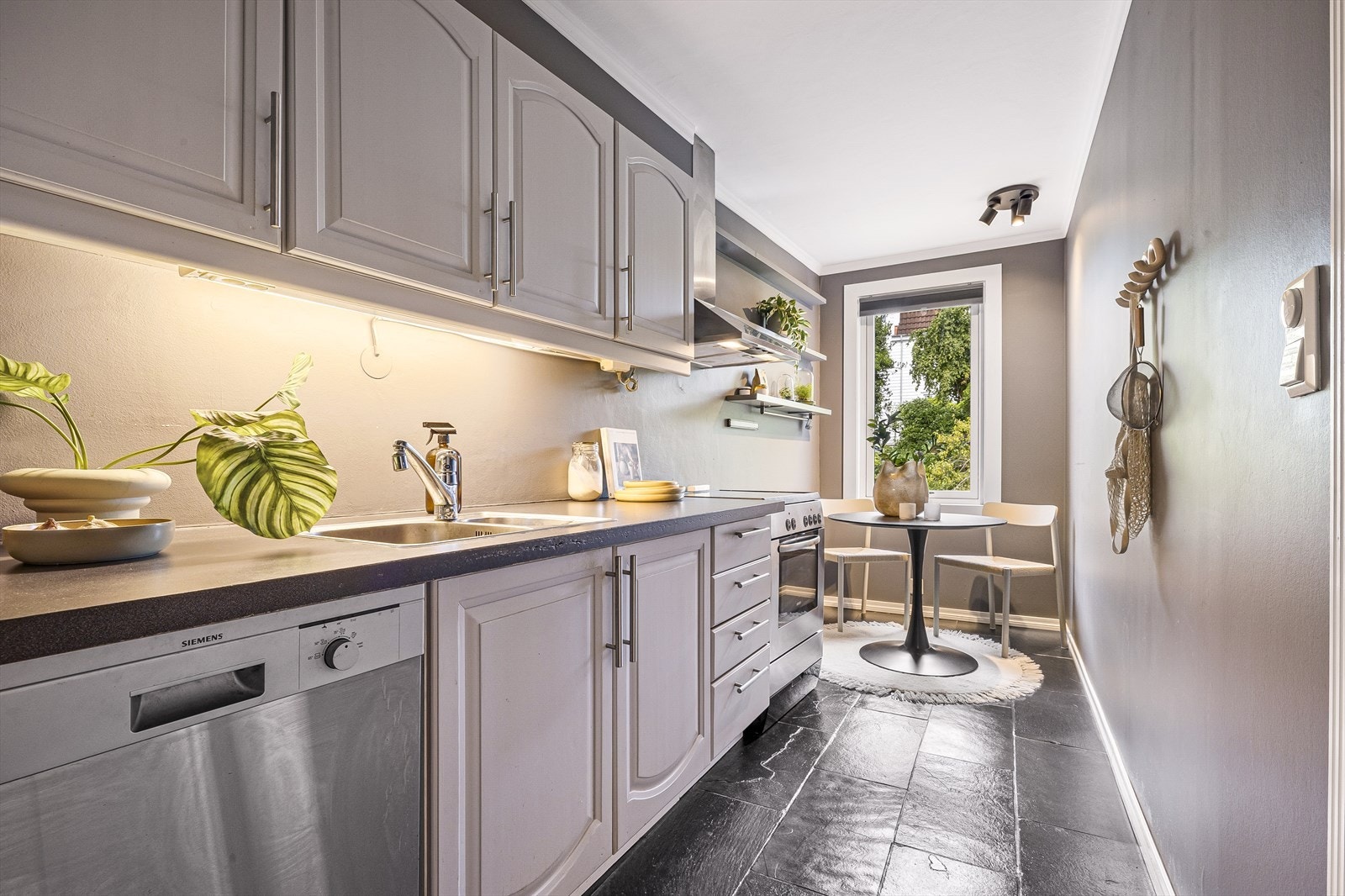 - Separat og praktisk utformet kjøkken på 8,7 m², vendt mot frodig grønt areal - Galleribilde