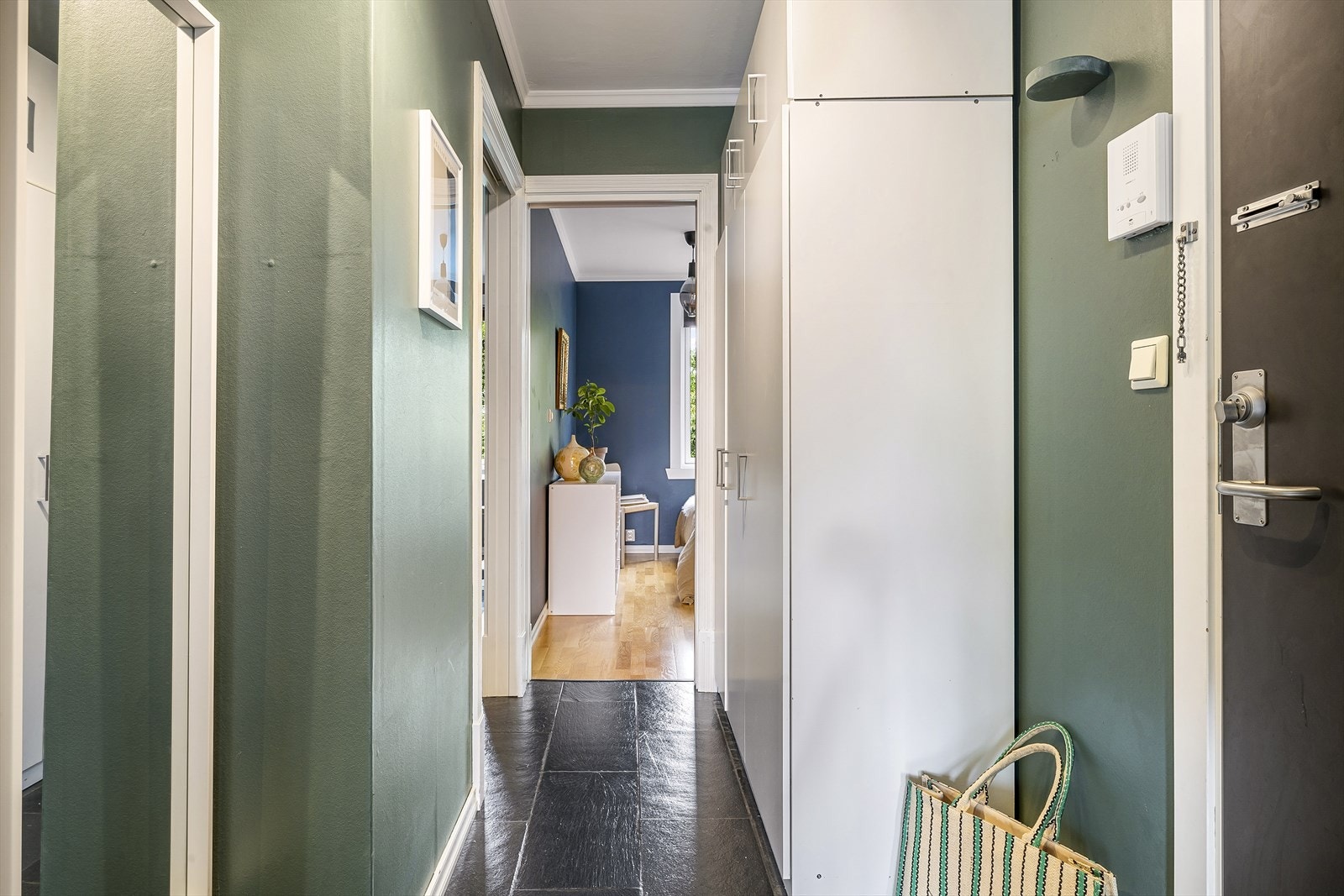 - Entreen måler 4,8 m² og har god plass til garderobeløsning - Galleribilde