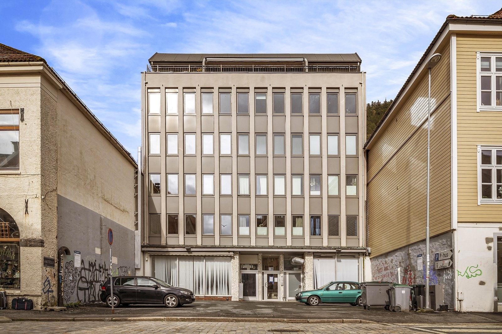 - Borettslaget disponerer 8 parkeringsplasser ved inngangspartiet som tildeles etter ansiennitet - Galleribilde