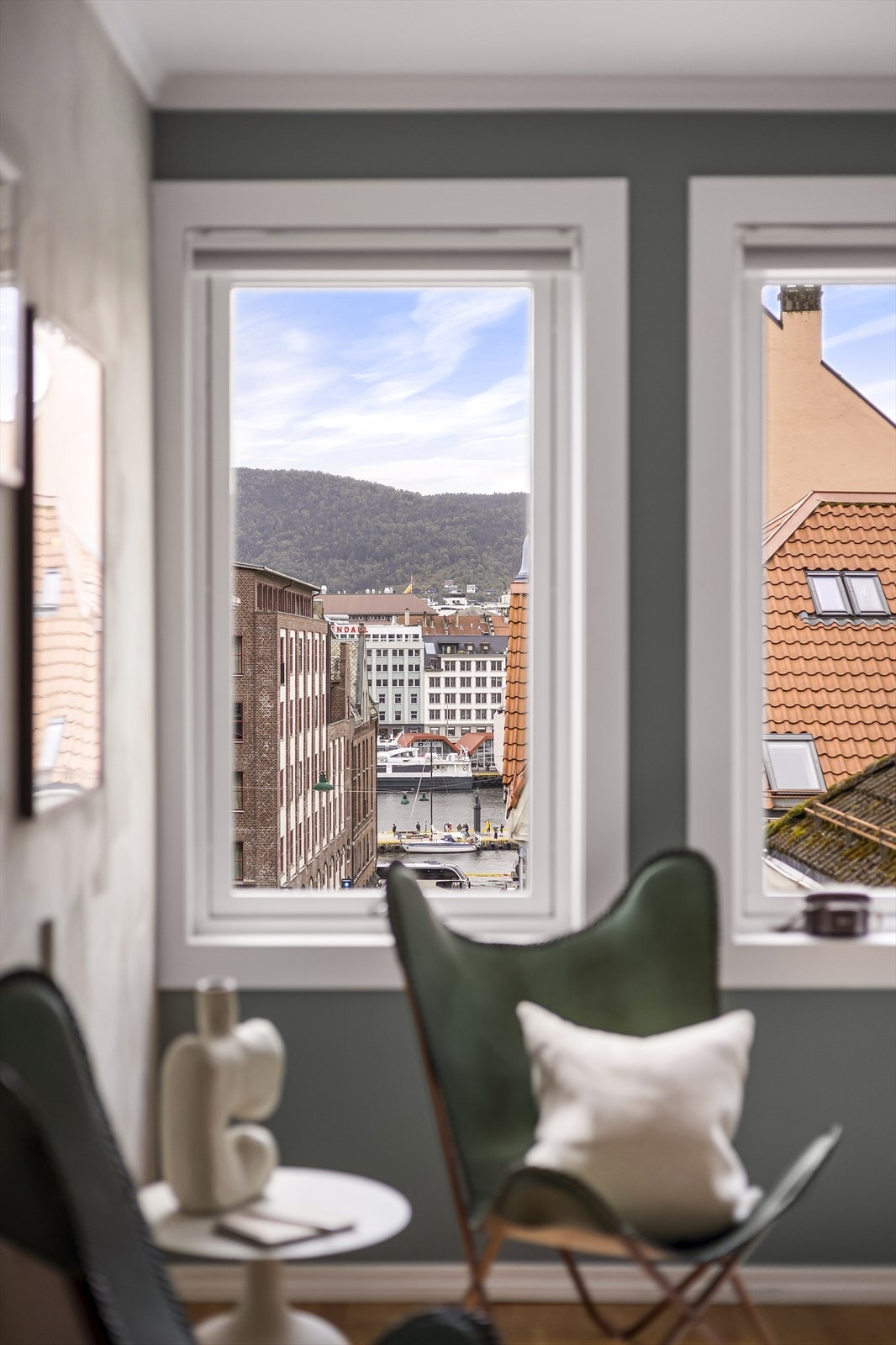 - Flott utsikt mot Vågen fra stuevinduene. Merk solskjerming i vinduene! - Galleribilde