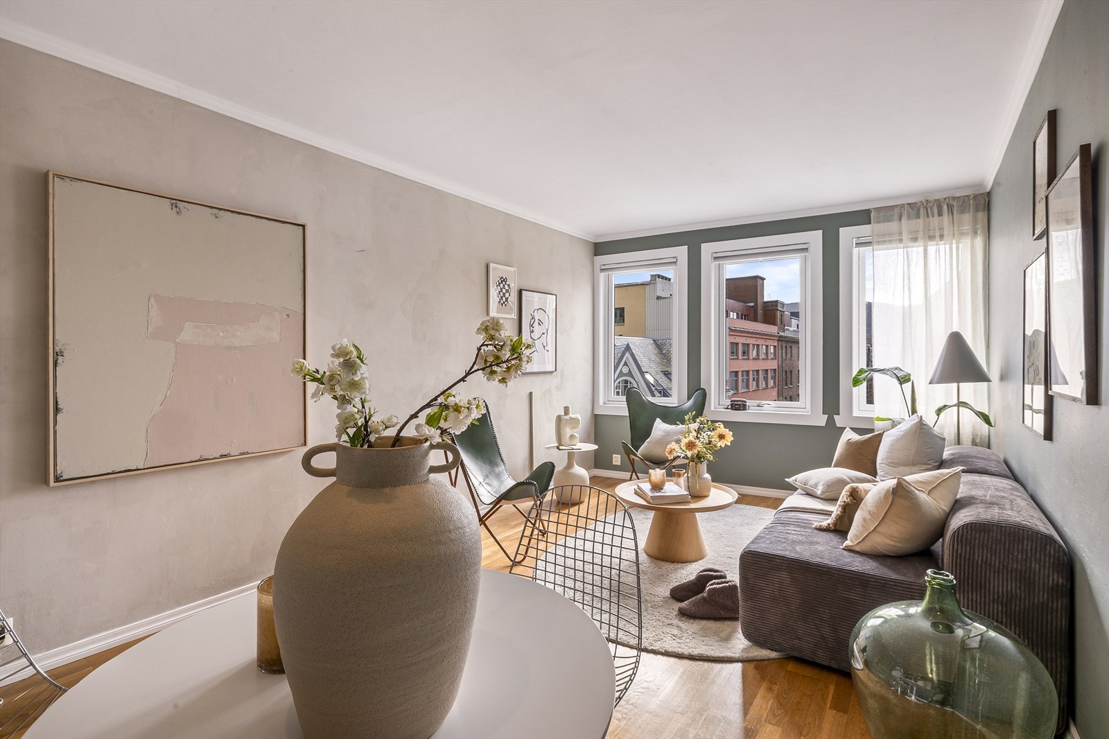 - Stuen måler 17,4 m² og gir rom for flere møbleringsmuligheter - Galleribilde