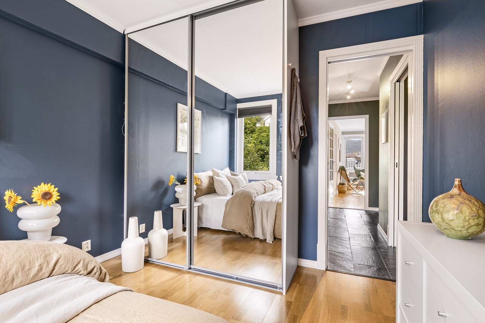 - Flott skyvedørsgarderobe medfølger - Galleribilde