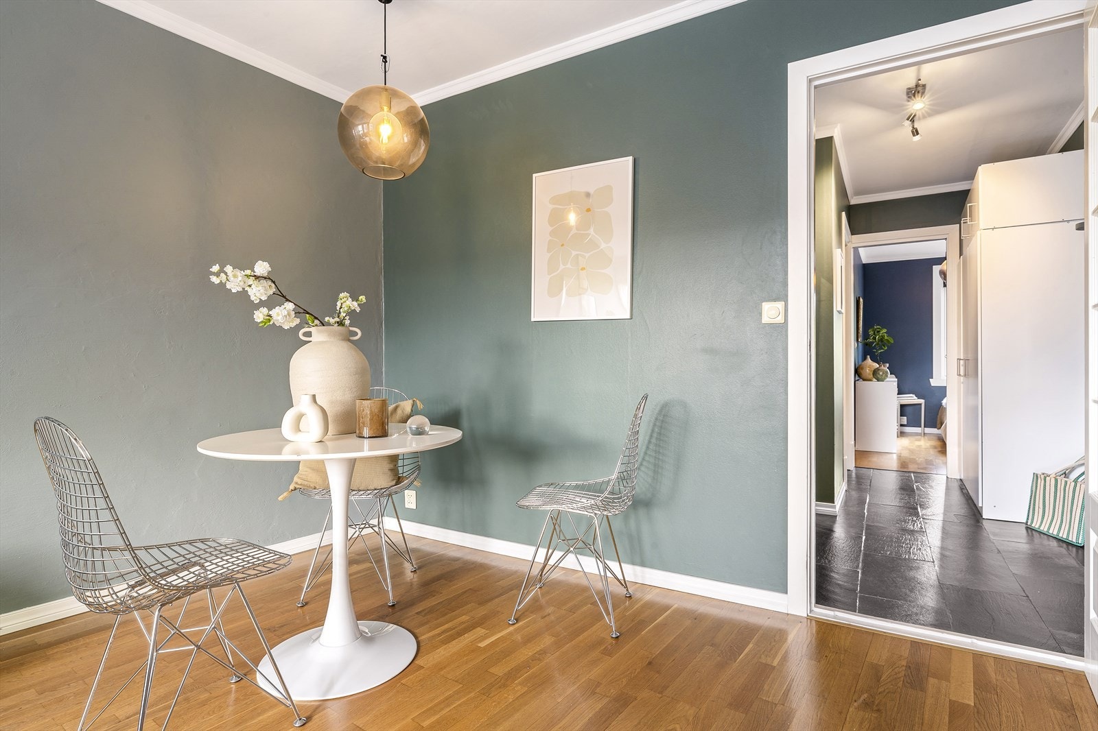 - Stuen har en praktisk utforming som gjør den lett å møblere etter eget ønske - Galleribilde