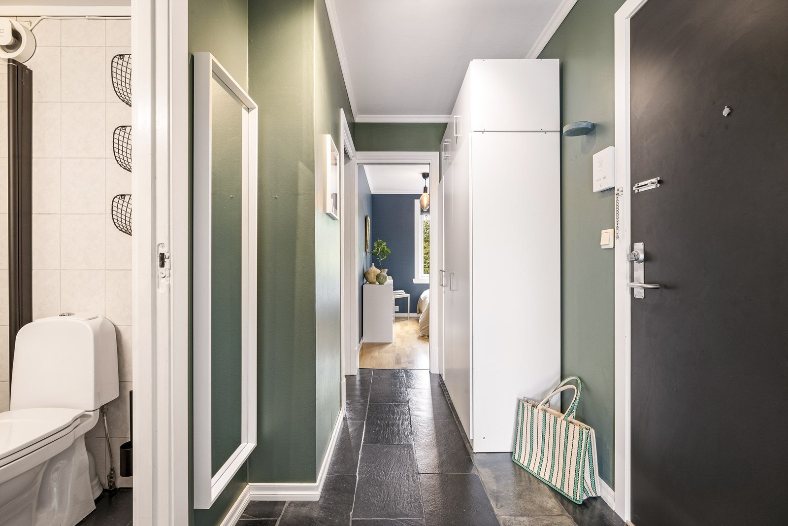 - Fasade, vinduer og dør inn til leiligheten er oppgradert i 2014 - Galleribilde