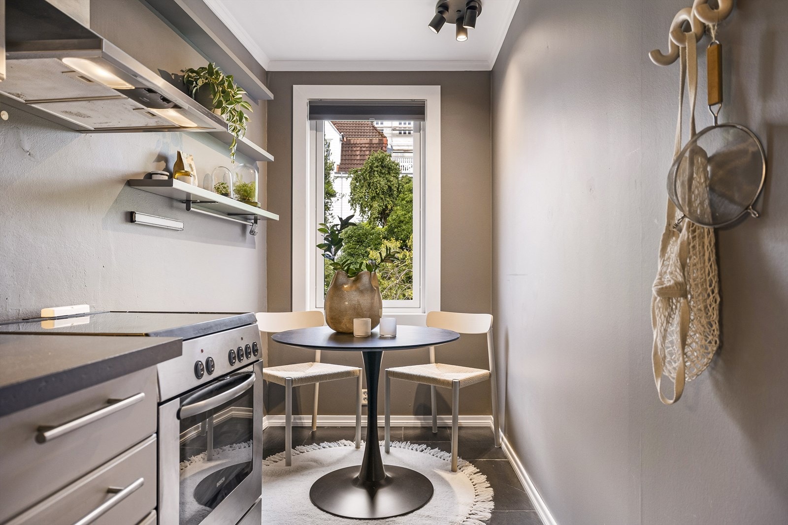 - Kjøkkenet er smart utnyttet som gir plass til et spisebord hvor man kan nyte måltider med utsikt mot det grønne - Galleribilde