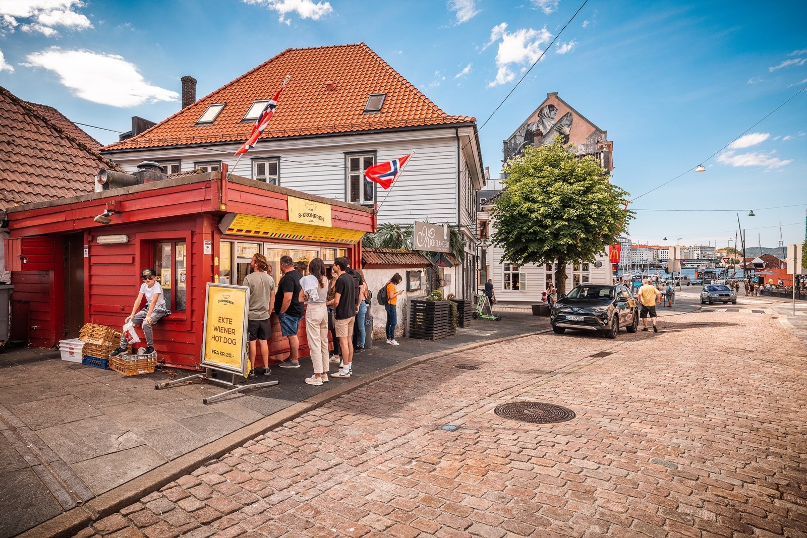 - En kort spasertur finner du flere sentrumsgater med utallige butikker, restauranter og caféer - Galleribilde