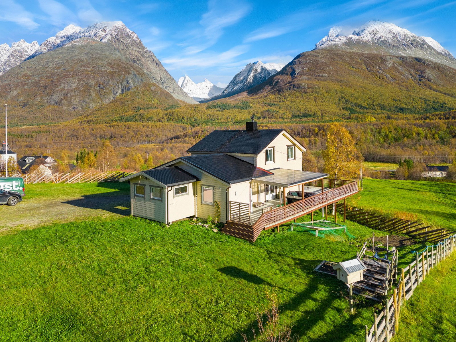 Idyllisk og landlig beliggenhet. Rett bak eiendommen finner du blant annet Skulvatind. Skiene kan tas på fra hagen!