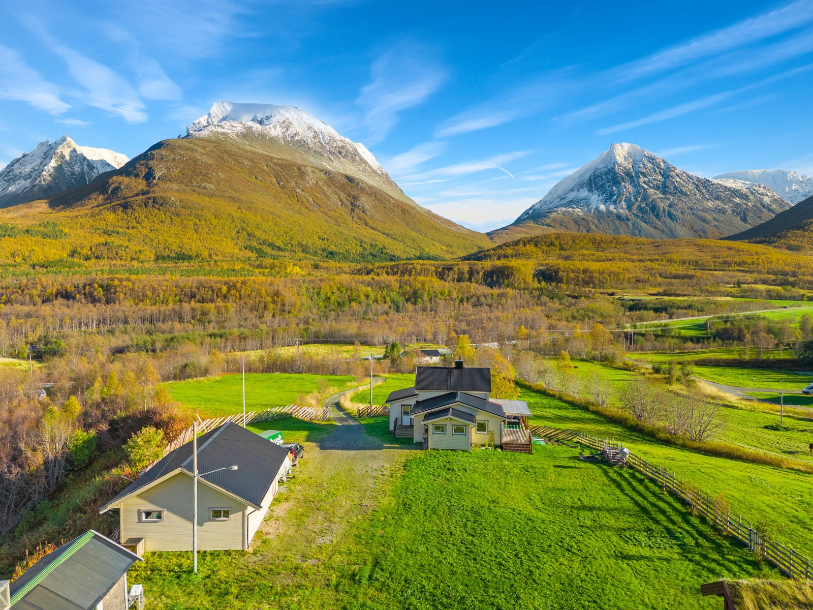 Her har du lyngsalpene rett i nærheten, og området er kjent for svært gode toppturmuligheter!