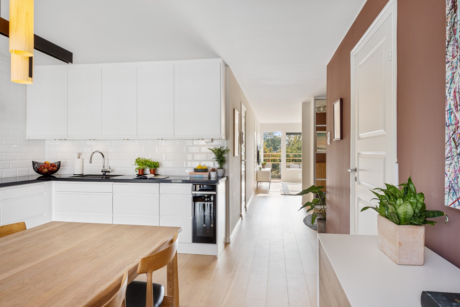 Leiligheten oppleves som åpen og luftig, med god kontakt mellom de sosiale sonene. Galleribilde