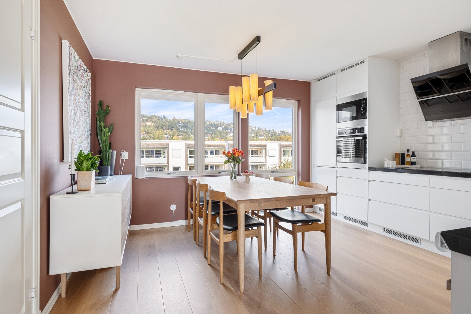 Kjøkkenet er lyst og romslig med nyere innredning, nordvendte vinduer og fin utsikt til skog og mark. Galleribilde