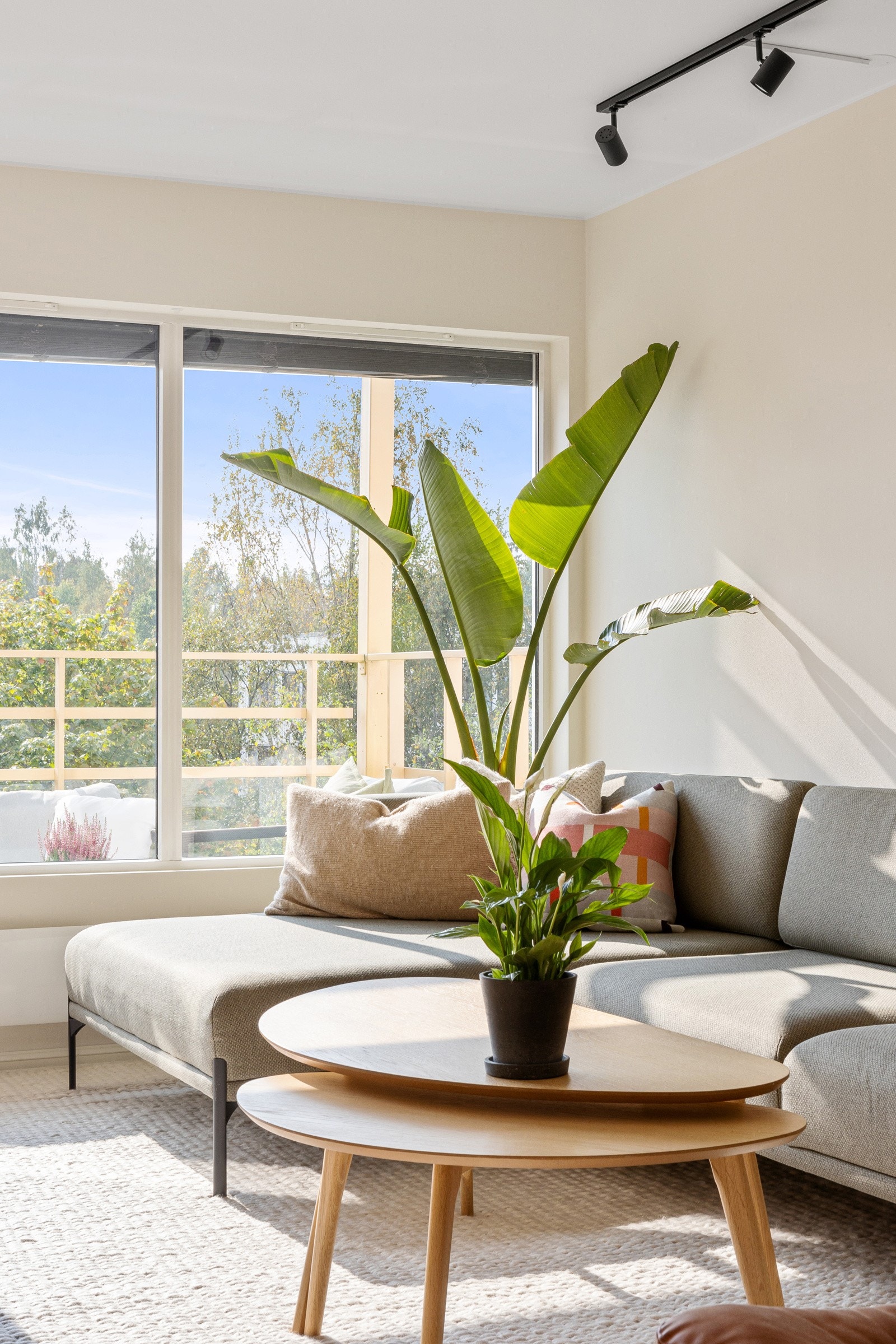 Leiligheten fremstår moderne med rene linjer, pent materialvalg og gode vindusflater. Galleribilde