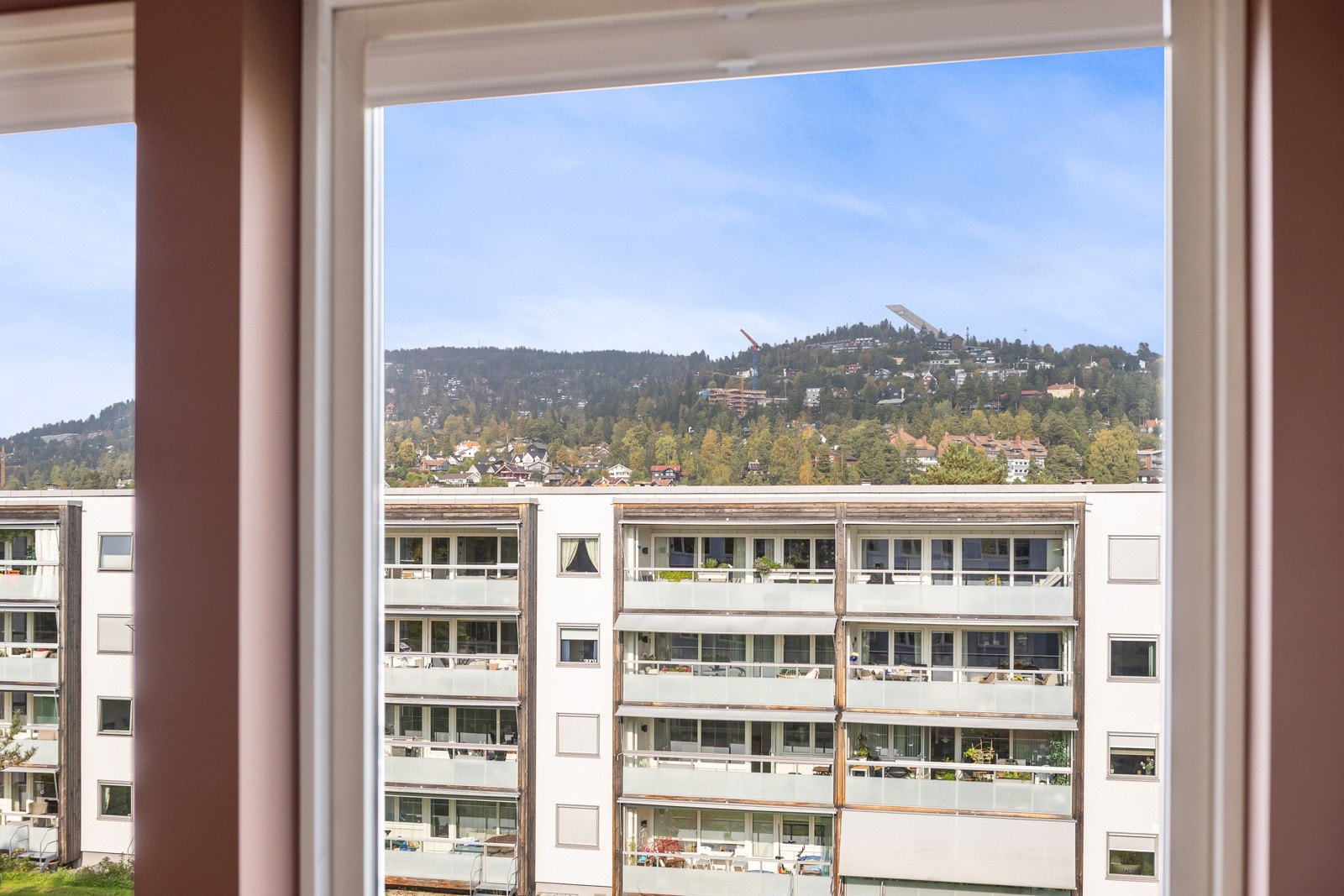 Utsikten strekker seg helt til Holmenkollen, og den gode avstanden mellom byggene gir godt med privatliv. Galleribilde