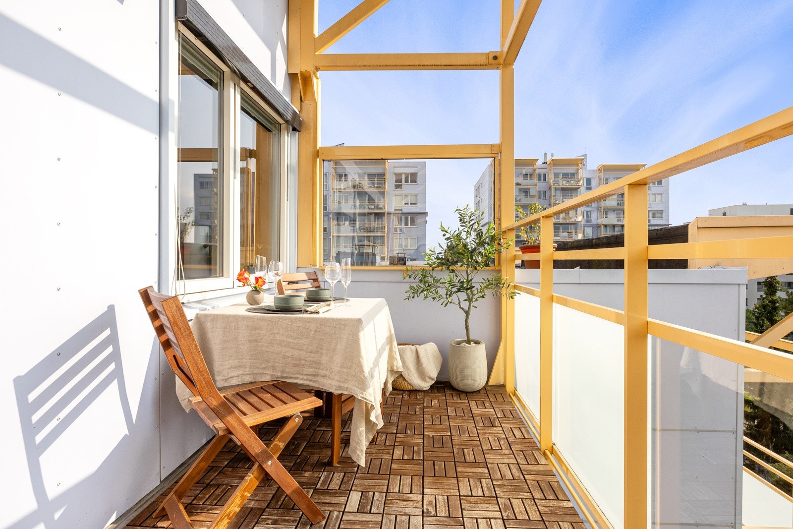 Det er rom for en liten spiseplass, i tillegg til en sofagruppe. Glassvegg på siden gir ekstra skjerming for vind. Galleribilde