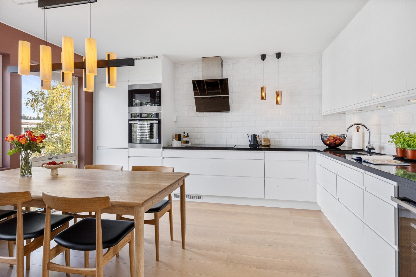 Innredningen er av nyere dato, plassert i en romslig L-form, som gir god arbeidsflyt til matlaging og bakst. Galleribilde