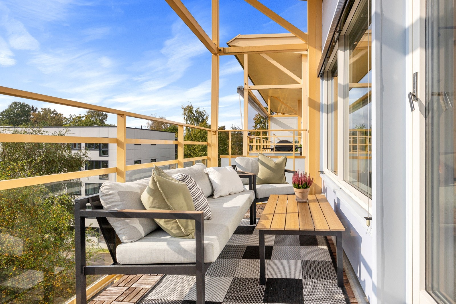 Fra stuen er det utgang til en sydvendt balkong på ca. 11 kvm, med god plass til flere møbler. Galleribilde