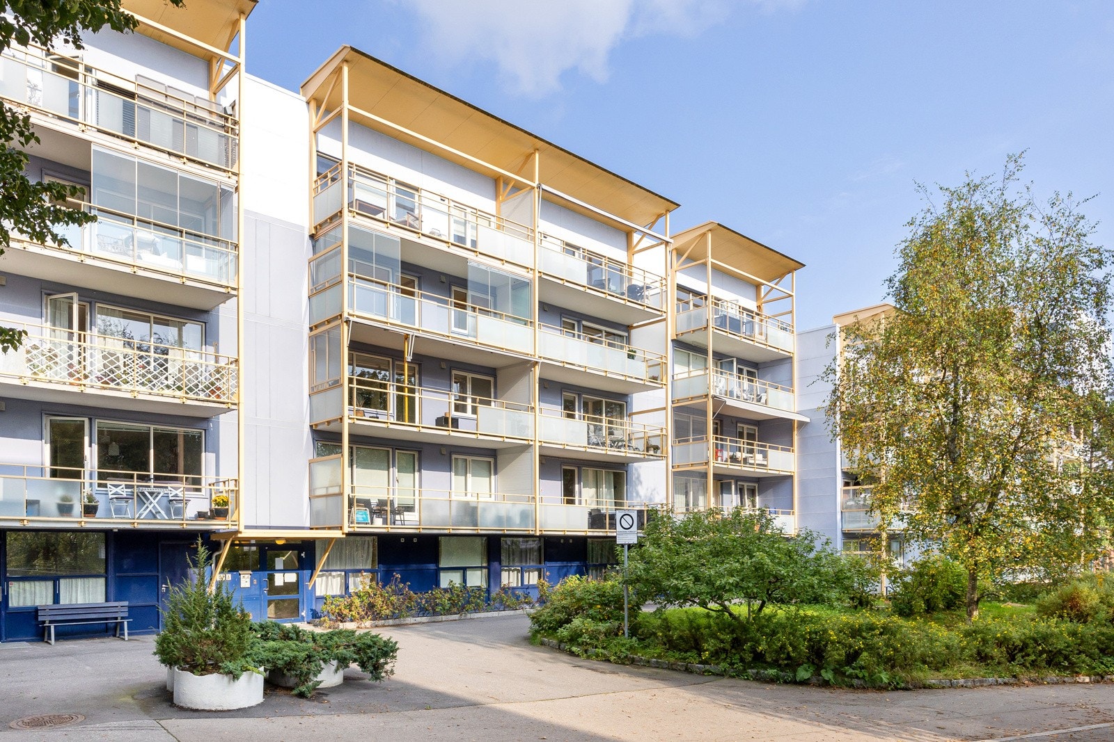 Leiligheten ligger i byggets fjerde etasje, som er øverste plan. Balkongene ble rehabilitert i 2011. Galleribilde