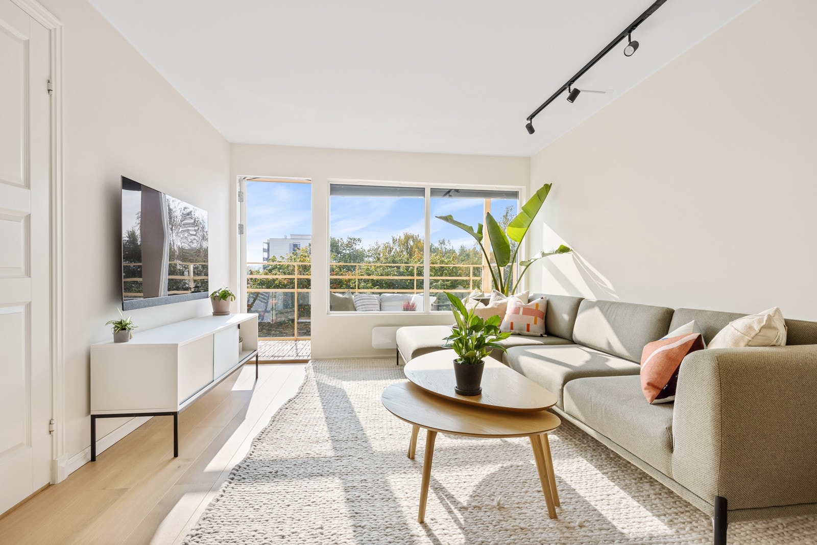 Den lette stemingen understrekes av lysmalte overflater, listefrie løsninger og lyst, enstavs parkettgulv. Galleribilde