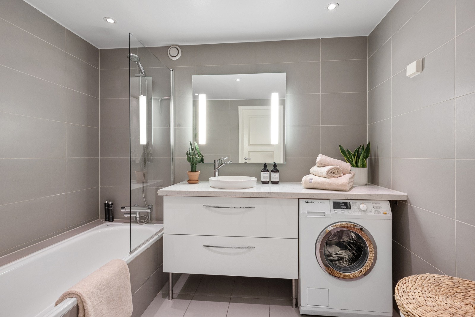 Badet ble oppgradert med flis på flis og ny innredning i 2011/12, og er utstyrt med badekar til glede for store og små. Galleribilde