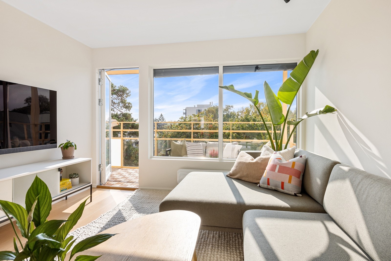 Stuen har god plass til en romslig tv-lounge, og sommerstid er balkongen en flott forlengelse. Galleribilde