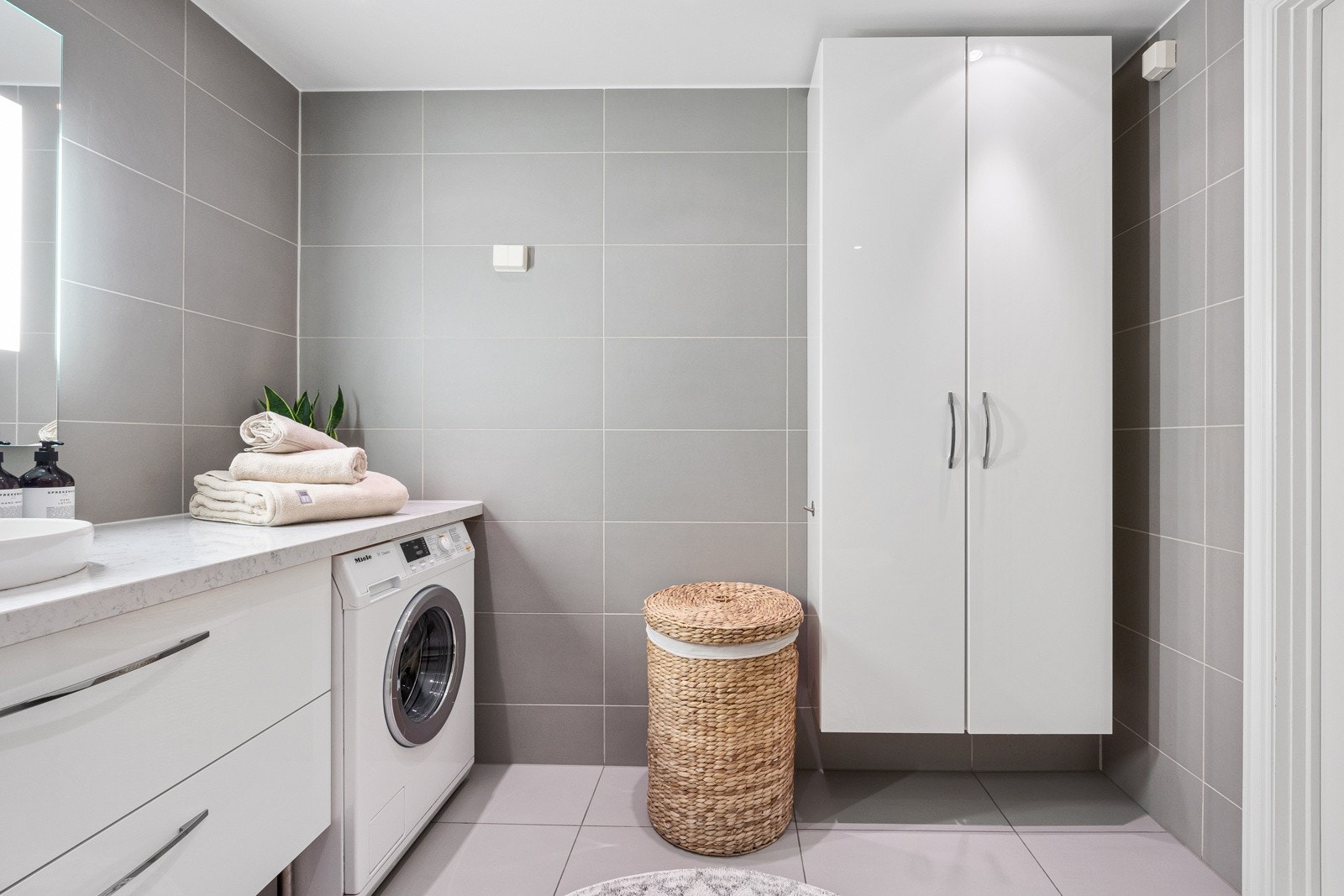 Det er rikelig med oppbevaringsplass i skuffeseksjon og høyskap. Galleribilde