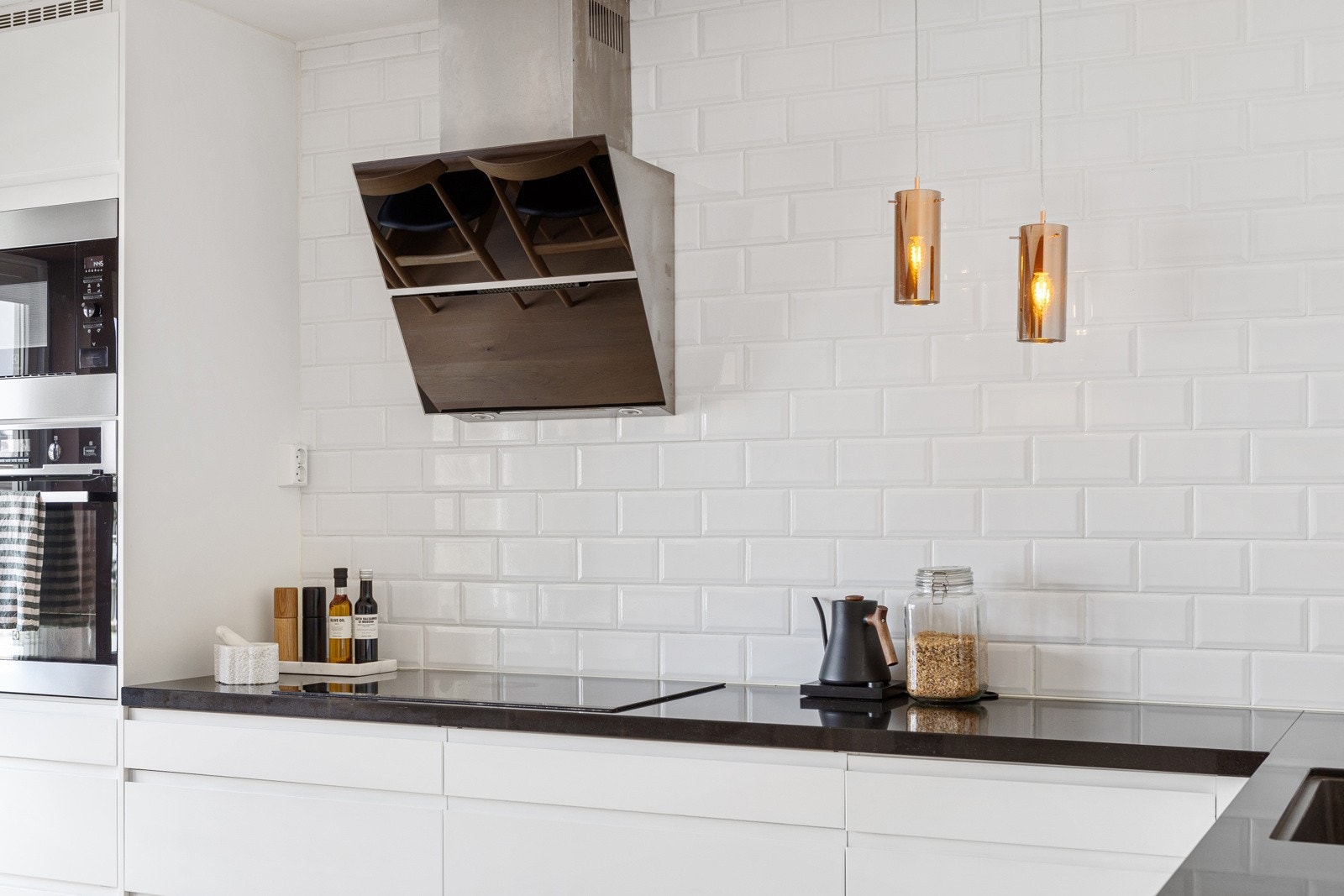 Hvite metrofliser fra benk til tak, setter en fin finish. Galleribilde