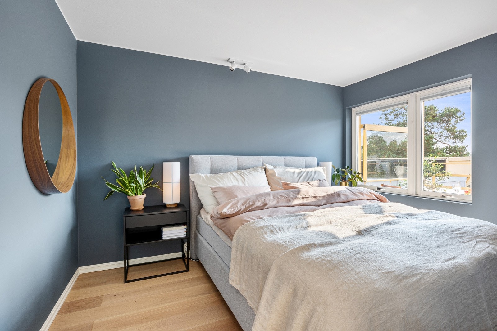 Hovedsoverommet er malt i en dempet, støvblå nyanse og har gode vindusflater mot syd. Galleribilde