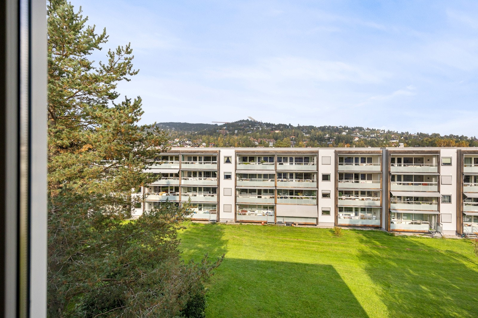 Store grøntarealer utenfor gir mye plass mellom byggene, som igjen gir ekstra privatliv. Det er lekeplass rett ved. Galleribilde