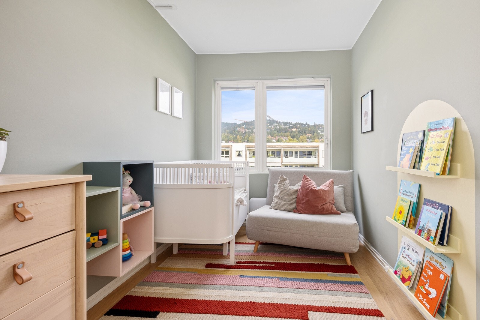 To av soverommene ligger nordvendt mot fellesareal, og har fin utsikt i retning Holmenkollen over hustakene. Galleribilde