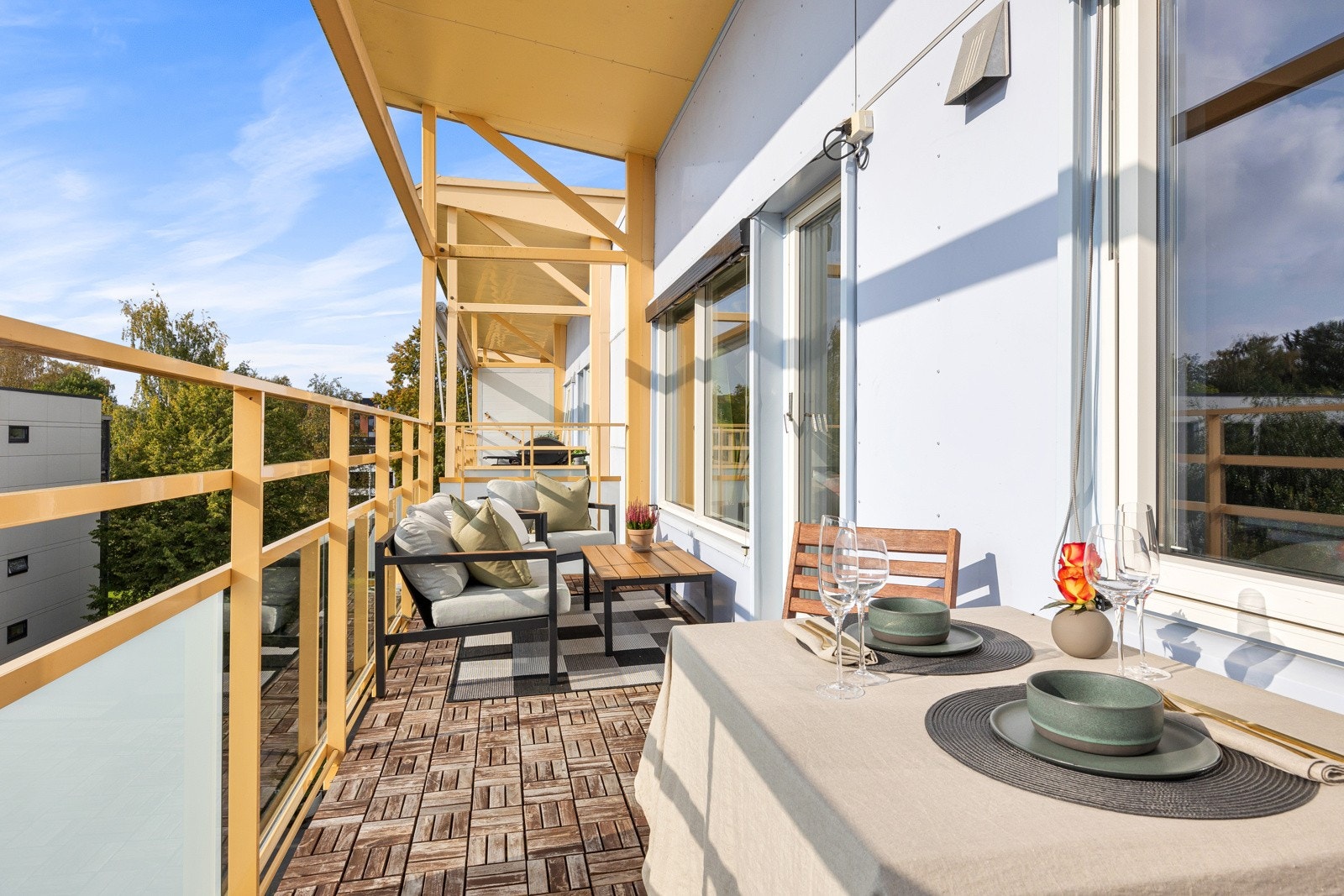 Uteplassen ble rehabilitert i 2011, og har treheller som dekke, rekkverk med glassfelt og et smart overbygg. Galleribilde