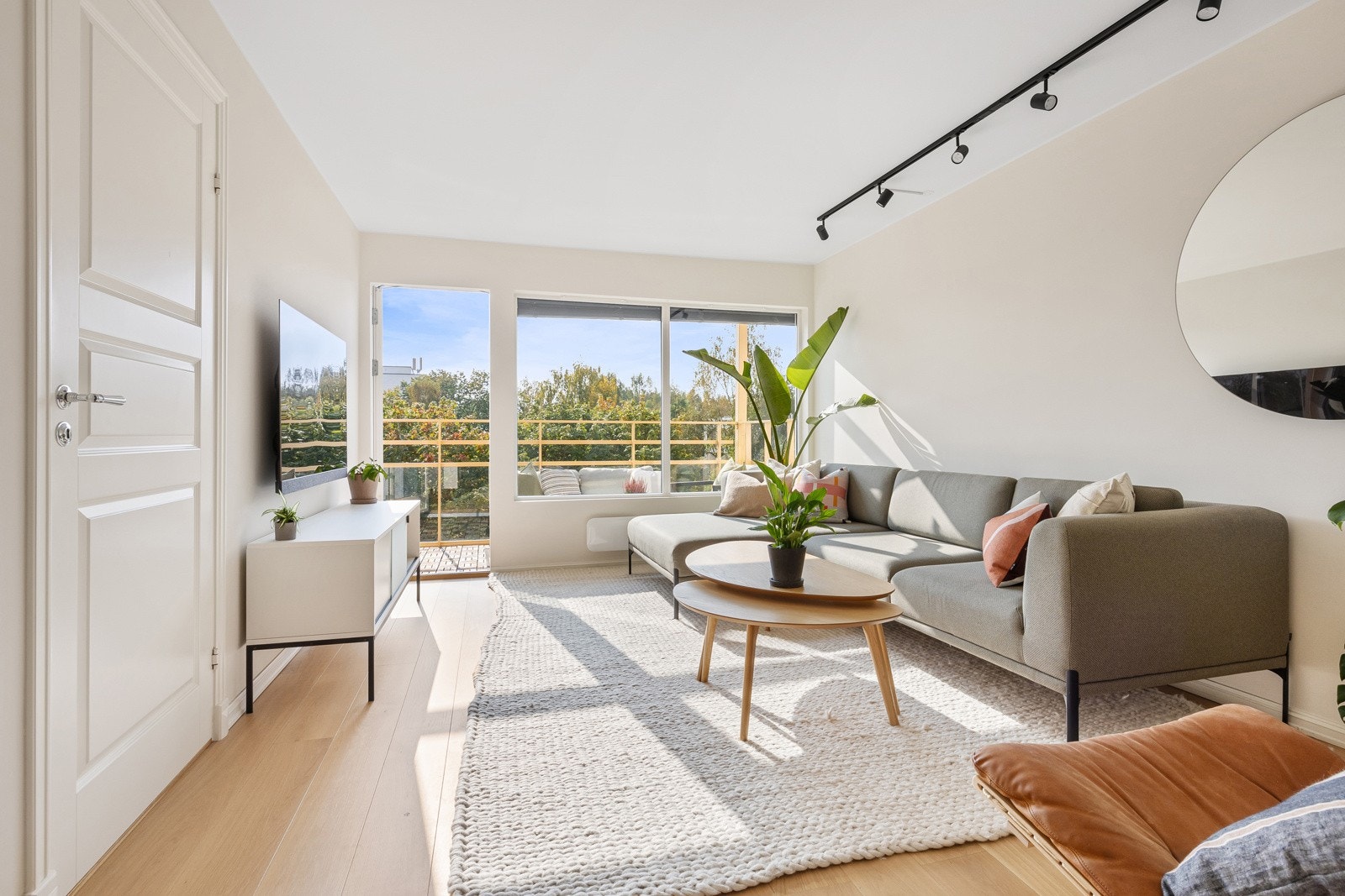 Stuen ligger sydvendt og får rikelig med dagslys fra to vinduer og balkongdør. Galleribilde