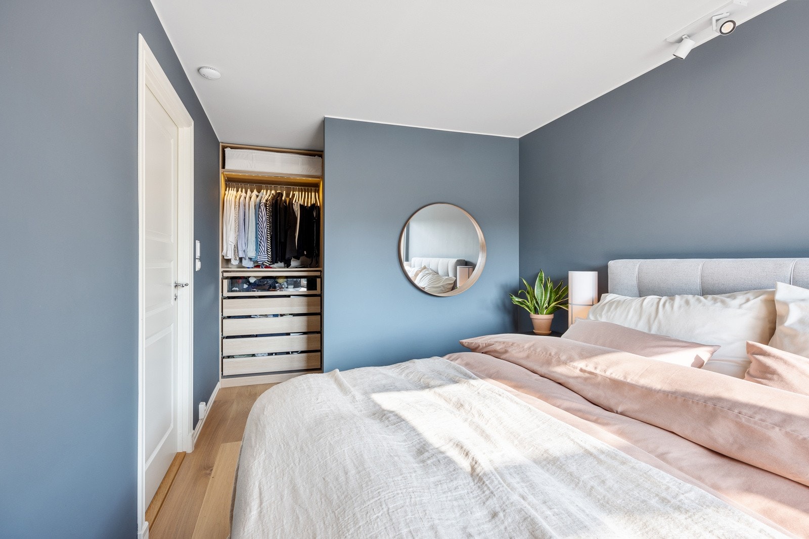 Garderobedelen ligger skjermet av en delevegg, og har flere skapstammer med smart og fin innredning. Galleribilde