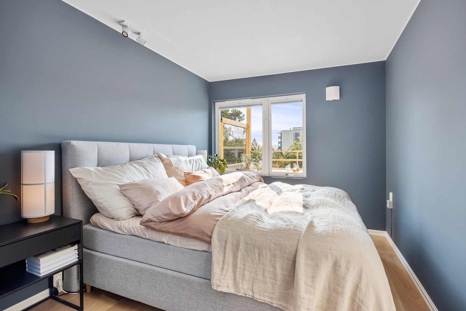 Rommet lar seg enkelt møblere med både dobbeltseng og nattbord, og har egen garderobedel innerst. Galleribilde